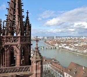 Münster in Basel mit Blick auf den Rhein